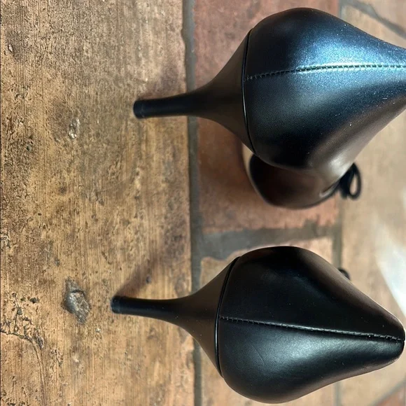 Vintage Salvatore Ferragamo Vara Black Heels with Gold Bow Grosgrain Ribbon EPOC - Picture 4 of 7